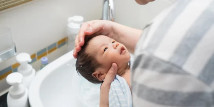 Cara Memandikan Bayi Baru Lahir, Ini Tipsnya!