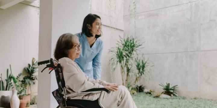 Cara Mengatasi Halusinasi Orang Tua, Coba Tips Berikut!