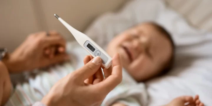 Pertolongan Pertama Bayi Demam? Ini Caranya!