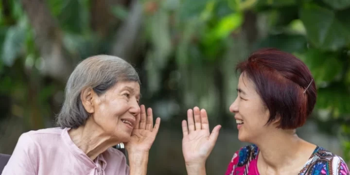 Cara Menghadapi Orang Tua yang Pikun dan Keras Kepala