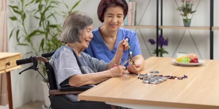 Perbedaan Caregiver dan Careworker, Ini Dia!