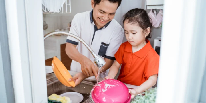 8 Cara Melatih Empati Anak, Parents Harus Tahu!